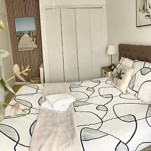  Appartement Elegance Et Romantisme Au Coeur De La Situee Sur La Place De Lices - Le Port France
